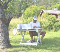 Olaf graverar under körsbärsträdet